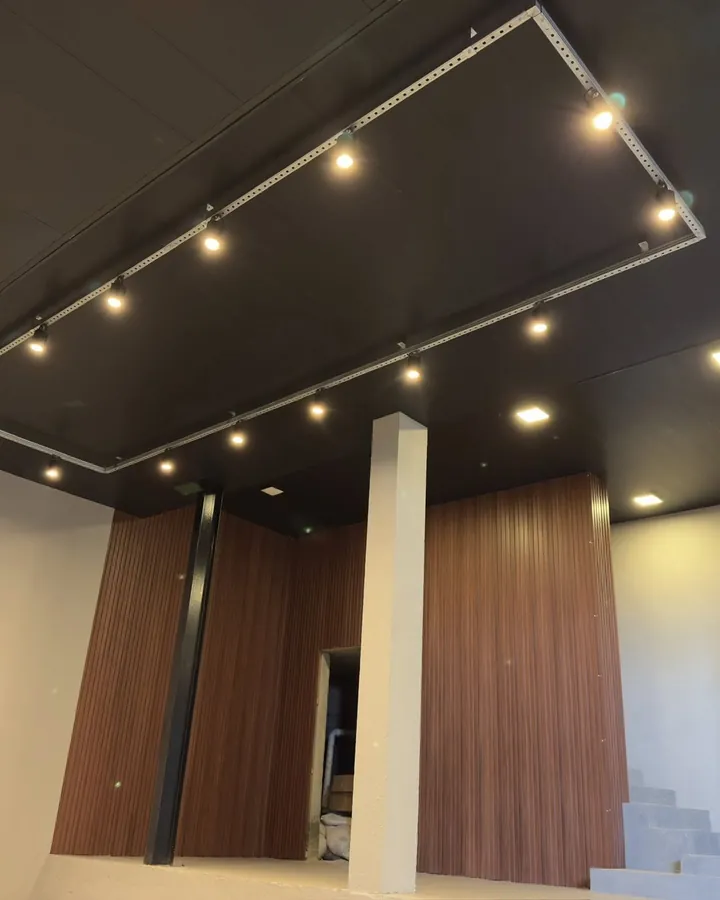 Forro preto com spots embutidos